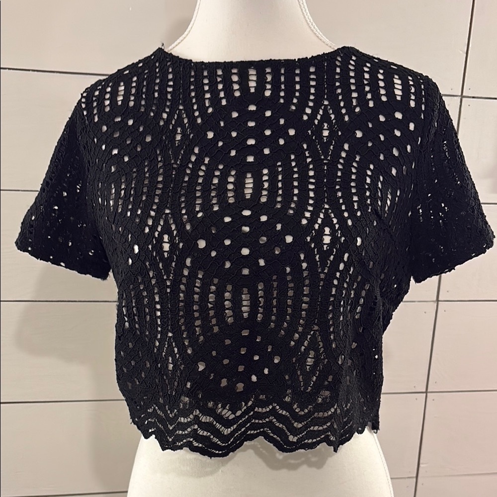 Forever 21 Black Graphic Crop Blouse